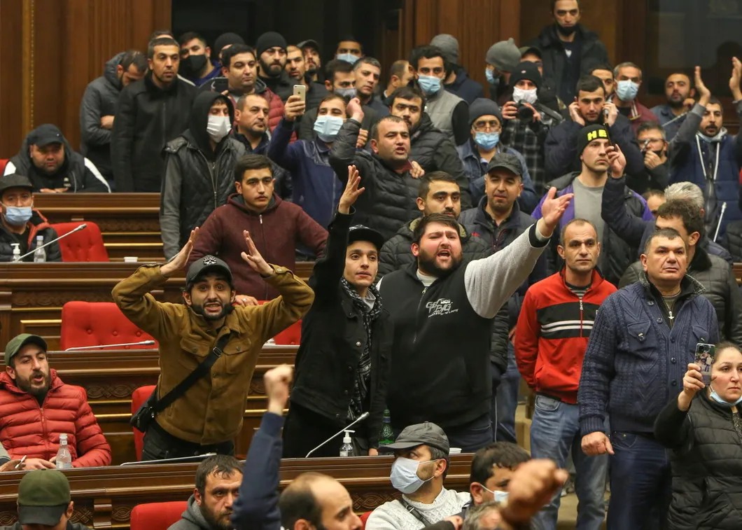 Возмущенные армяне ворвались в здание парламента в ночь объявления о подписанных соглашениях между Арменией, Азербайджаном и Россией. Фото: Reuters