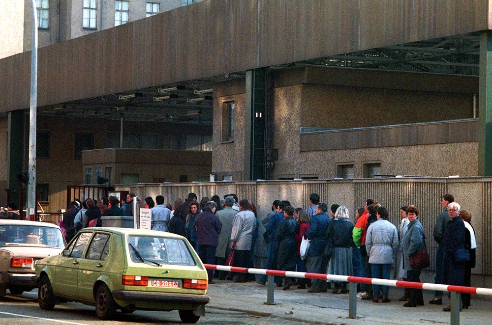 Жители ГДР у контрольно-пропускного пункта на территорию Западного Берлина. Фото: РИА Новости