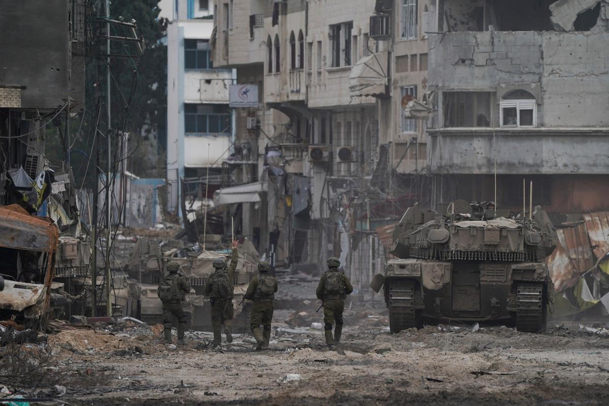 Израильские военные во время наземной операции в секторе Газа. Фото: AP / TASS