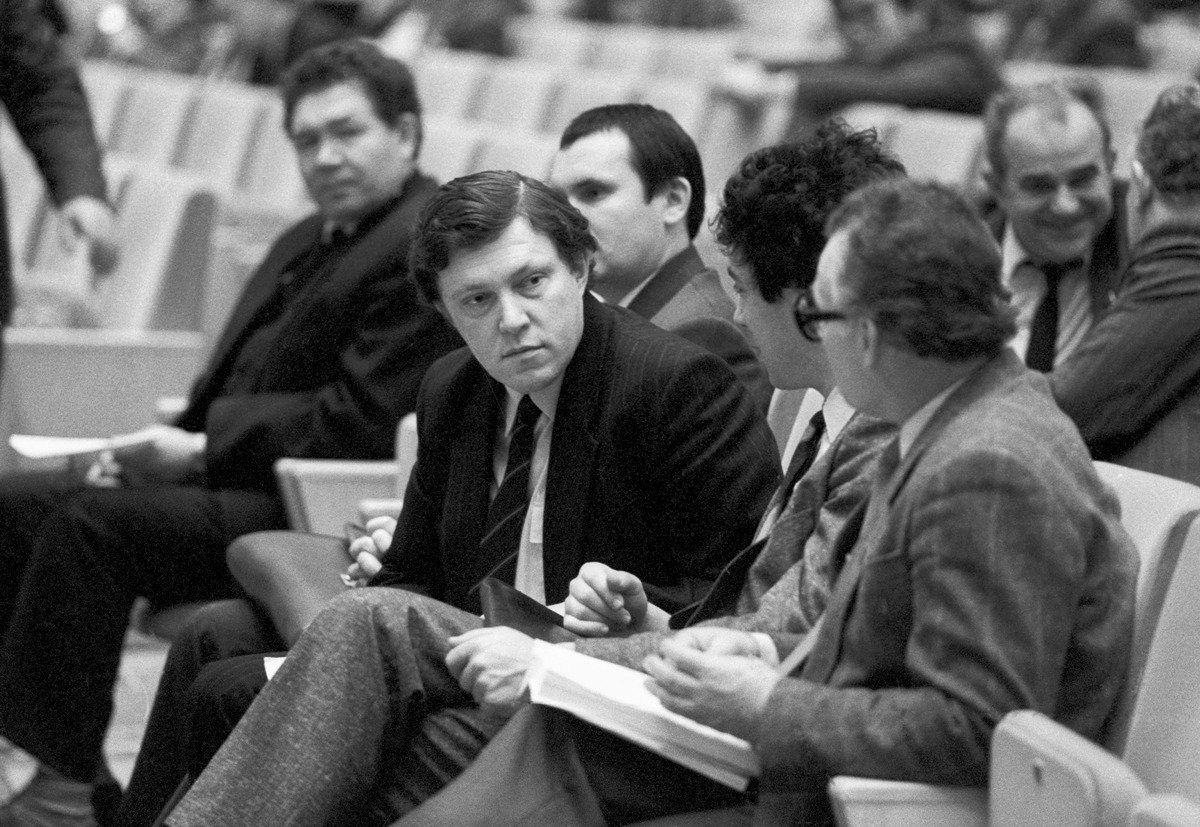 Григорий Явлинский (в центре) во время совместного заседания палат Российского парламента, ноябрь 1990 г. Фото: Дмитрий Соколов / Фотохроника ТАСС