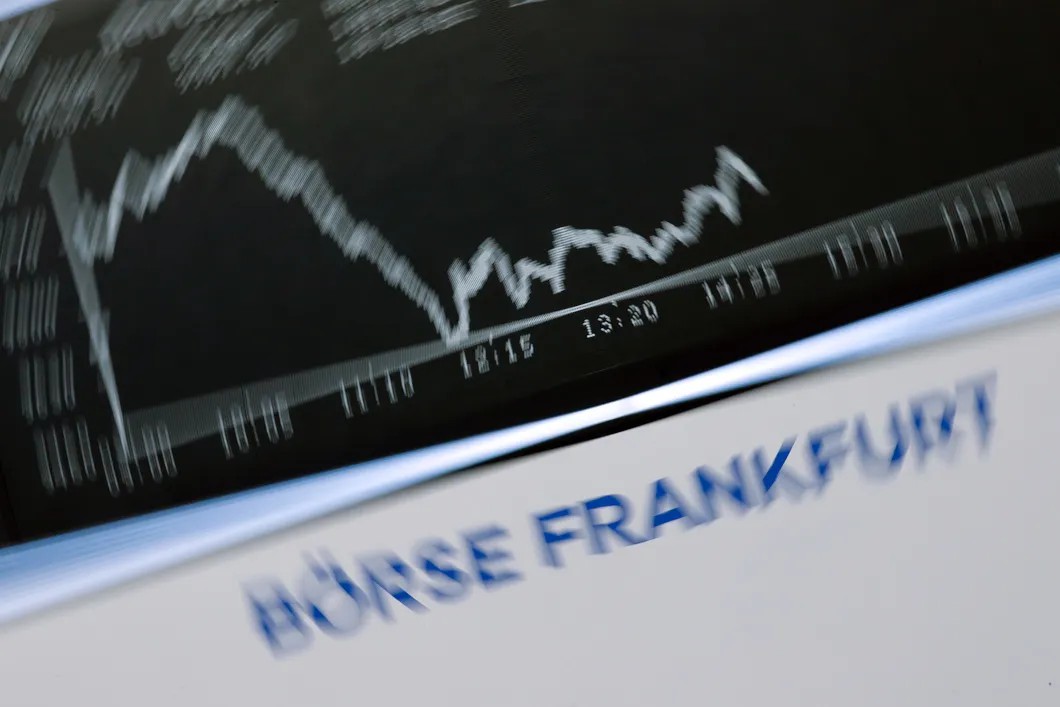 Падение на франкфуртской бирже после новостей о распространении COVID-19. Фото: Reuters