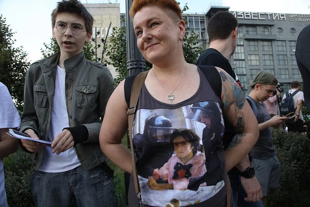 Феминистка на Пушкинской площади с шутливым принтом на майке. Фото: Анна Артемьева / «Новая газета»