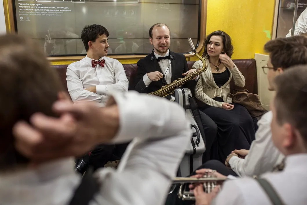 Музыканты перед концертом «Джаз в метро». Фото: Влад Докшин / «Новая газета»