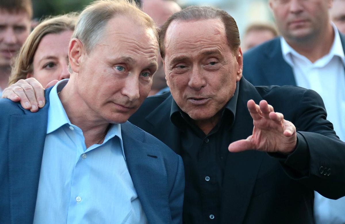 Владимир Путин и Сильвио Берлускони во время прогулки по набережной Ялты. Фото: Михаил Метцель / ТАСС