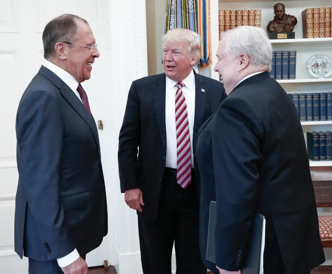 Сергей Лавров, Дональд Трамп и Сергей Кисляк (слева направо) во время встречи в Белом доме. Фото: Александр Щербак/ТАСС
