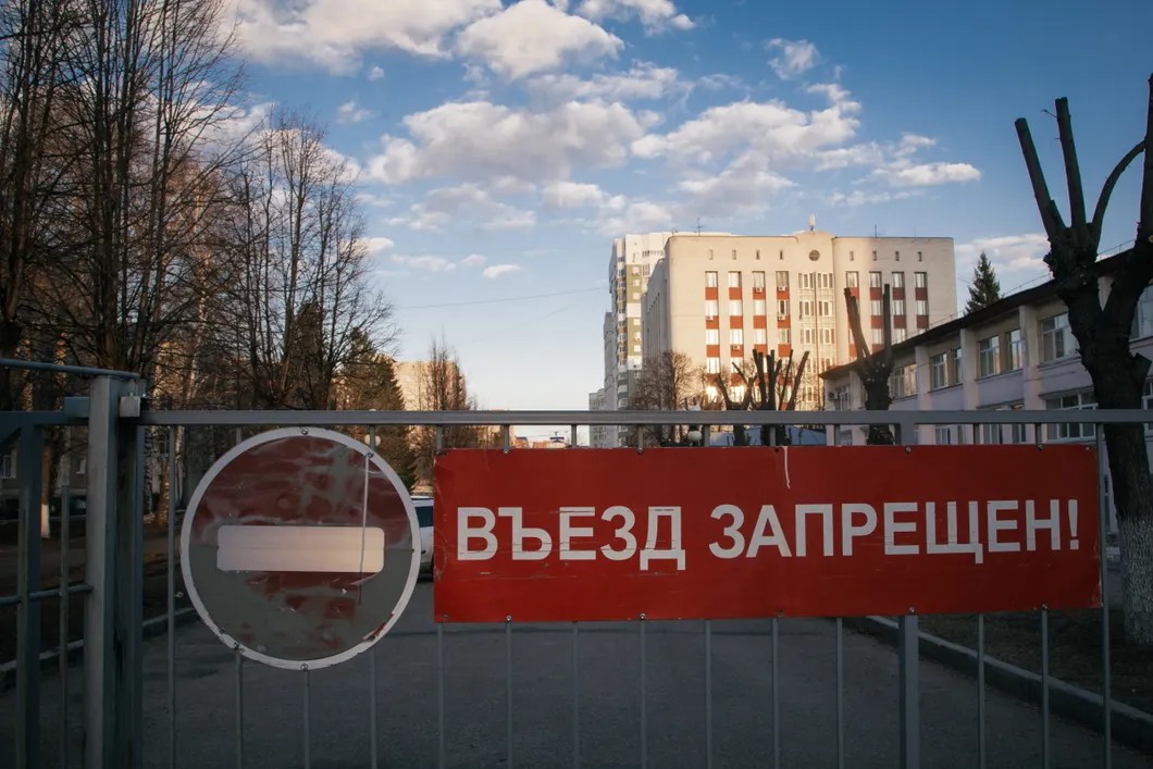 Республиканская клиническая больница Уфы закрыта на карантин вместе с врачами и пациентами. Фото: РИА Новости