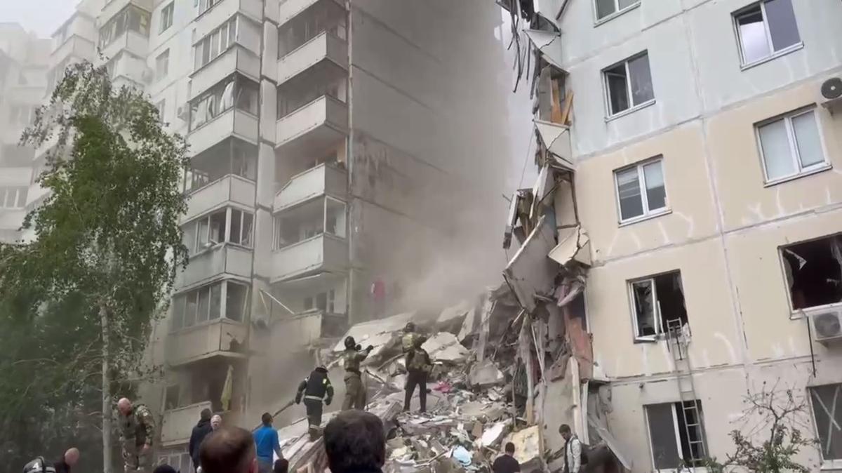 Фрагмент сбитой украинской ракеты ударил в жилую многоэтажку Белгорода. Обрушился пролет подъезда, а потом и крыша — уже на спасателей. Погибших 15, пострадавших минимум 20