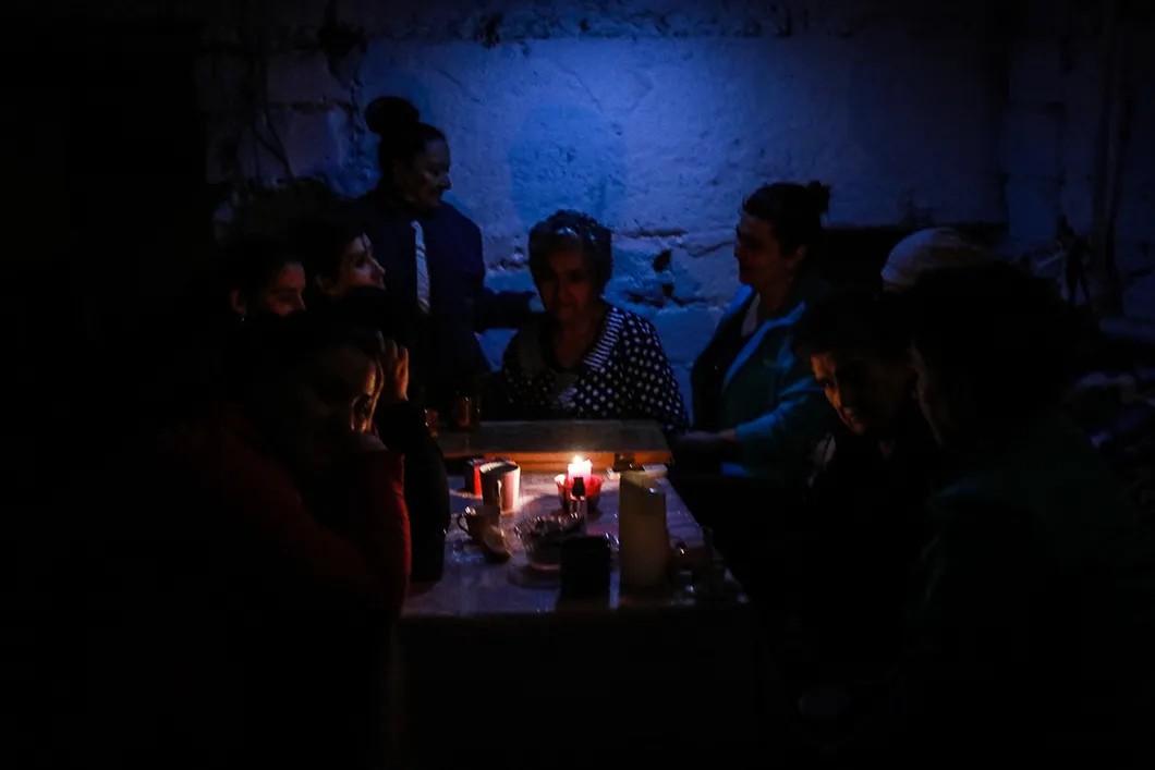 В подвале дома во время бомбежки. Фото: Павел Волков / специально для «Новой»