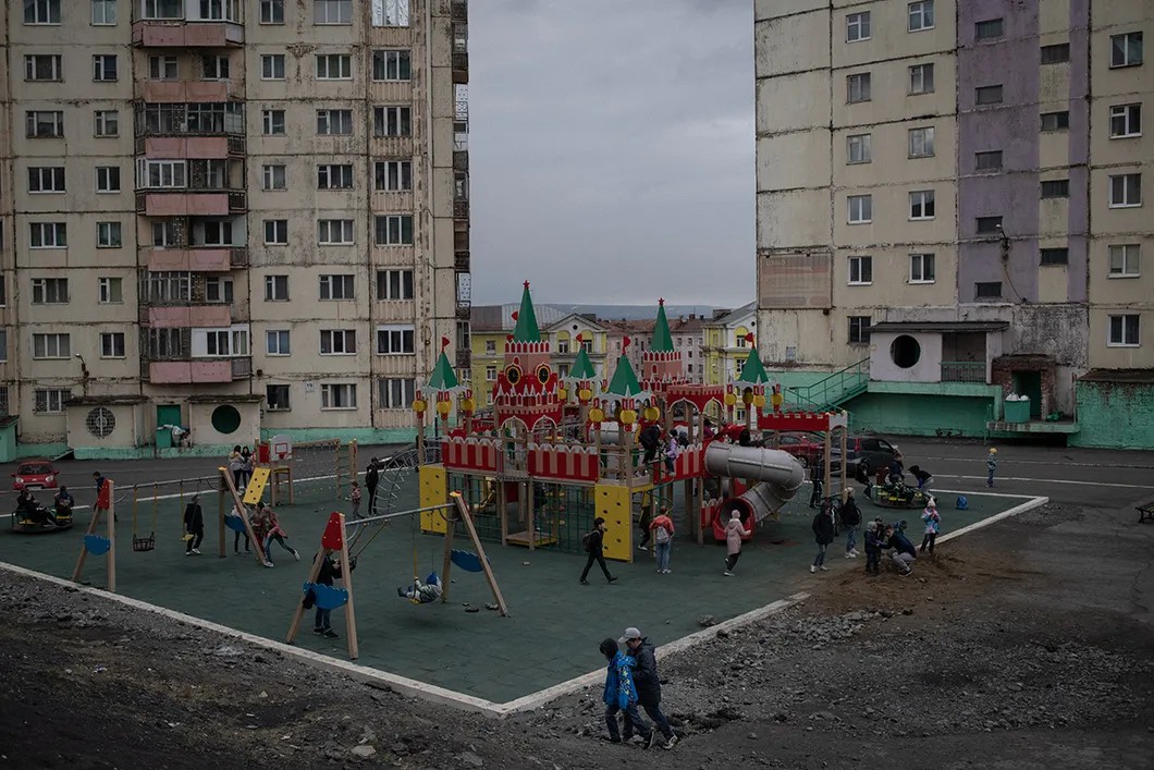 In the courtyards of Norilsk. Photo: Yury Kozyerv, Novaya Gazeta
