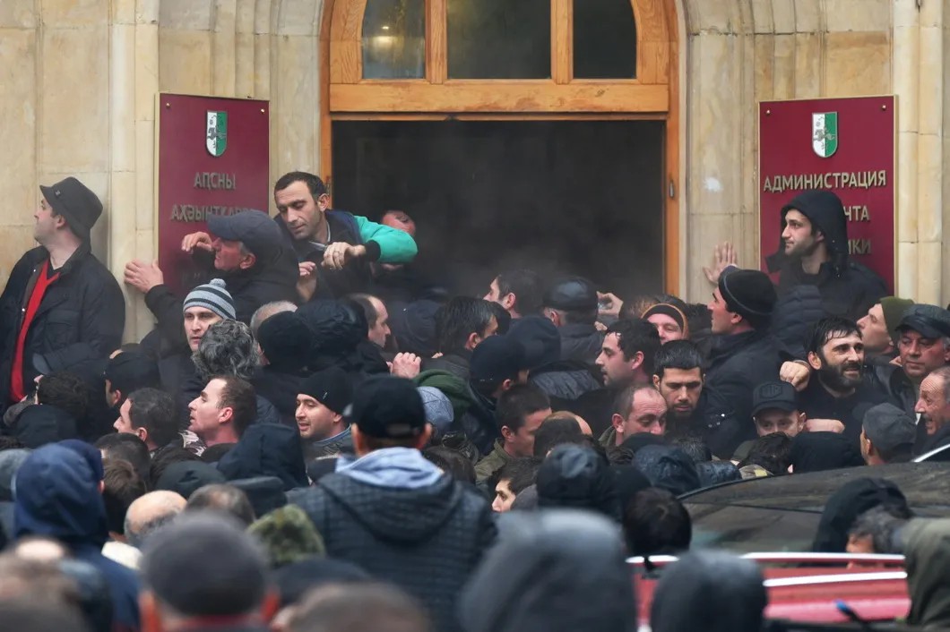 Абхазские оппозиционеры штурмуют здание администрации президента Республики Абхазия в Сухуме 9 января 2020 года. Фото: РИА Новости