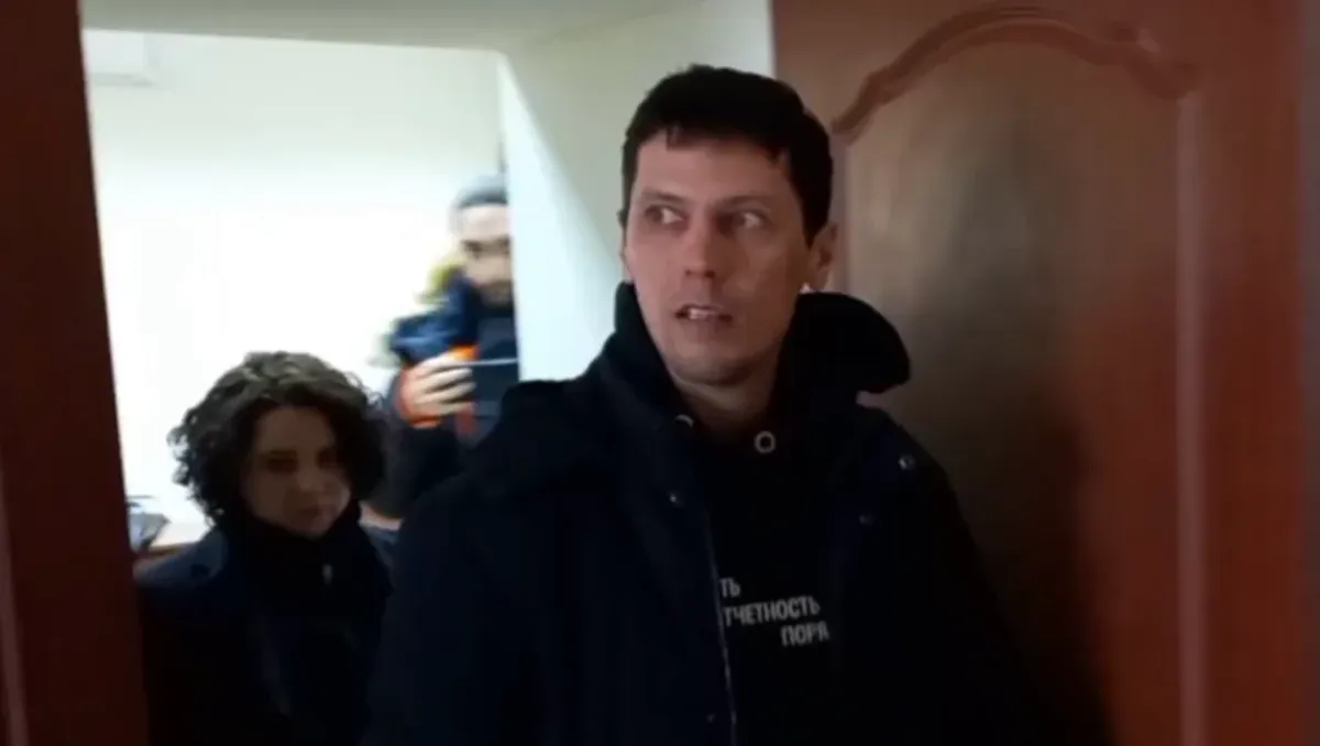 Владислав Постников после решения суда об аресте. Кадр видео «Вечерние ведомости»