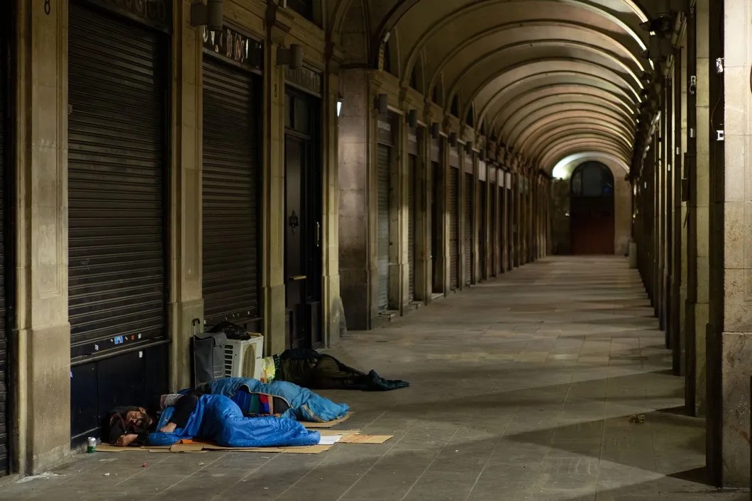 Бездомные на улицах Барселоны, где в связи с новой вспышкой заражений коронавирусом был введен комендантский час. Фото: ЕРА