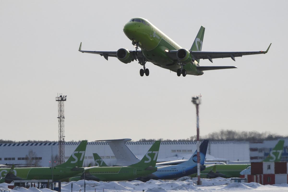 Самолет Embraer 170 авиакомпании S7 Airlines в Международном аэропорту Новосибирска. Фото: РИА Новости