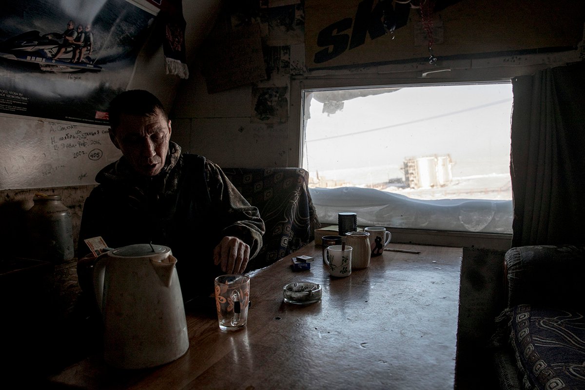 Нядма в своём гараже. Фото: Влад Докшин / «Новая газета»