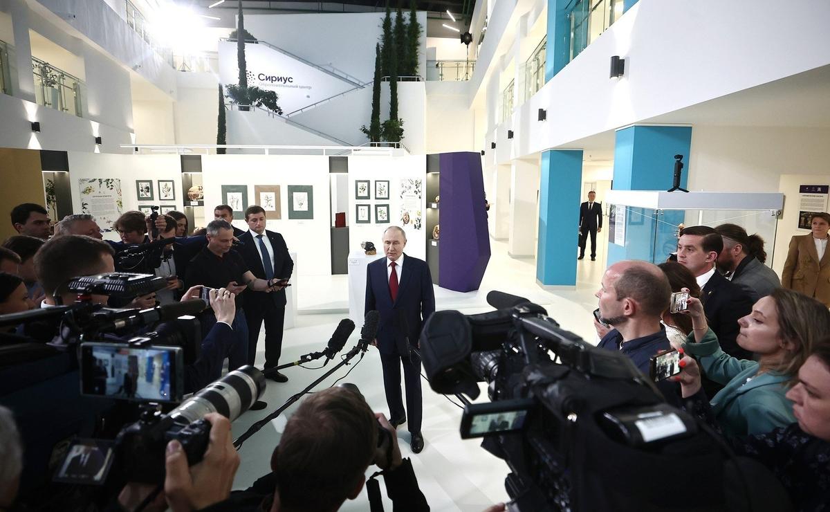 Владимир Путин вышел к журналистам после разговора с Дональдом Трампом. Фото: пресс-служба Кремля