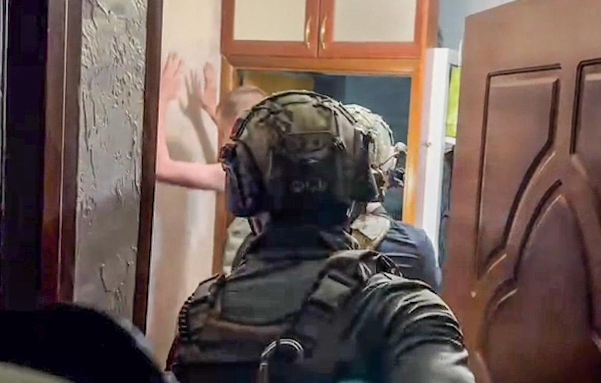 Задержание подозреваемых в попытке убийства Симонян. Фото: ЦОС ФСБ РФ / ТАСС