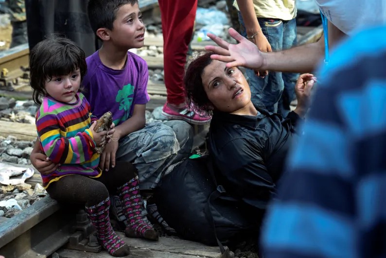 Беженцы на греко-македонской границе. Фото: EPA