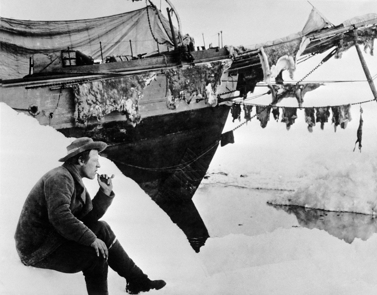 Норвежский исследователь Арктики Фритьоф Нансен у своего судна «Фрам» во время дрейфа в Северных морях, 1895 г. Фото: ИТАР-ТАСС