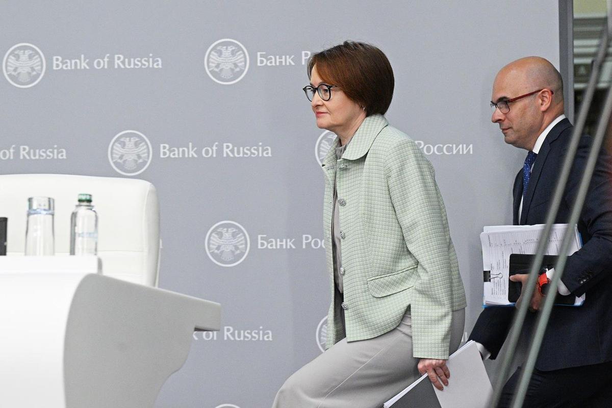 В речах Владимира Соловьева глава ЦБ отодвинулась на второй план. На первый вышел Алексей Заботкин, ее заместитель. Фото: Глеб Щелкунов / Коммерсантъ