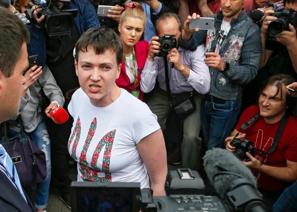Надежду Савченко встретили журналисты и политики / EPA