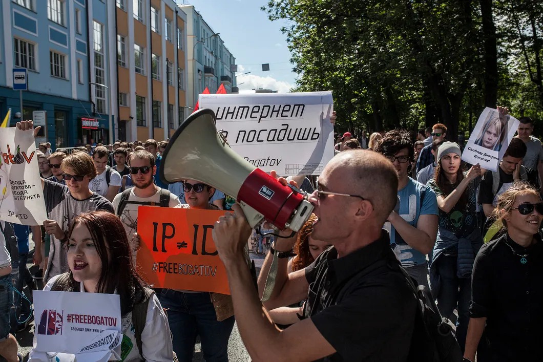 Участники шествия «За свободный интернет» на Страстном бульваре. Фото: Влад Докшин / «Новая газета»