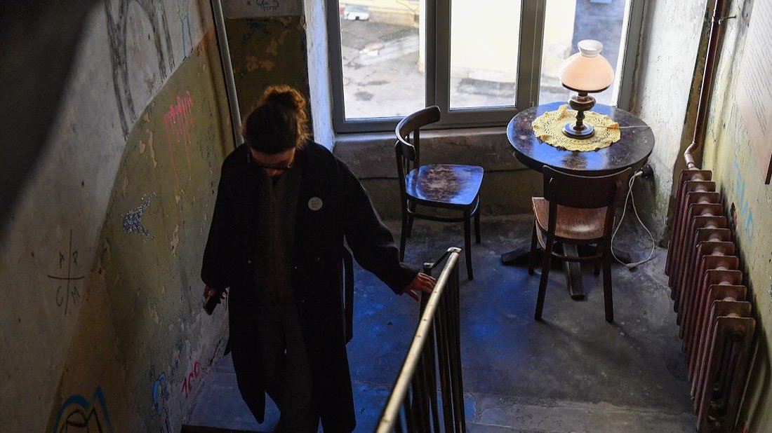 Не толпитесь перед гардеробом