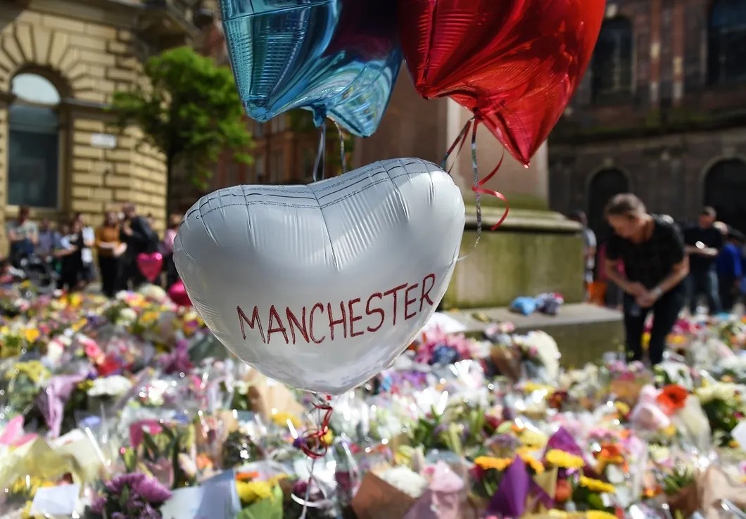 Мемориал у стадиона в Манчестере, где смертник взорвал людей. Фото: EPA