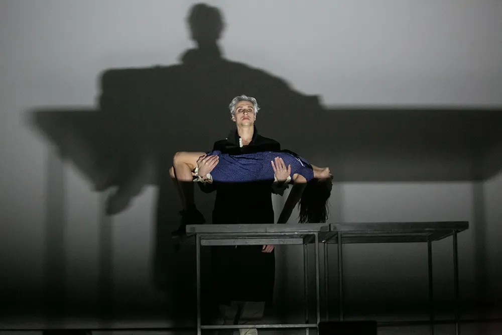 Кадр из спектакля «Гамлет». theaterbiennale.ru