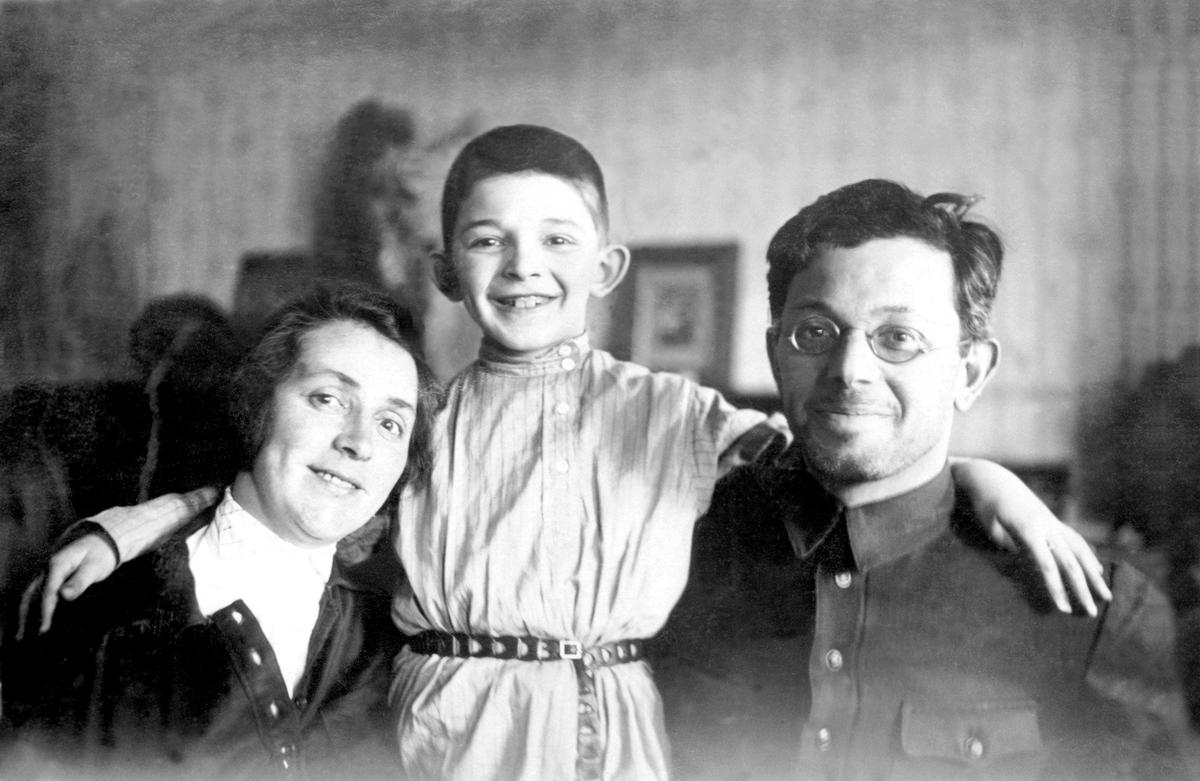 Аркадий Стругацкий с родителями. Фото: Геннадий Шакин