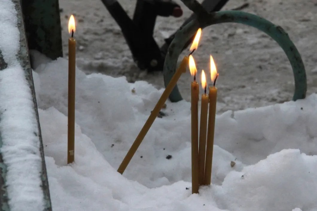 Мемориал во дворе обрушевшегося жилого дома. Фото: РИА Новости