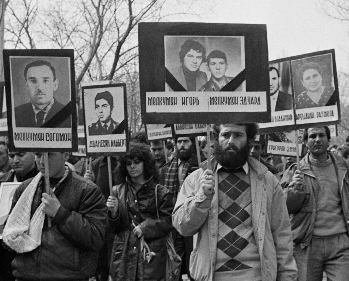 Участники траурного шествия, посвященному трагическим событиям в Сумгаите. Ереван, 1 марта 1990 г. Фото: Р. Атаян, М. Хачатрян / Фотохроника ТАСС