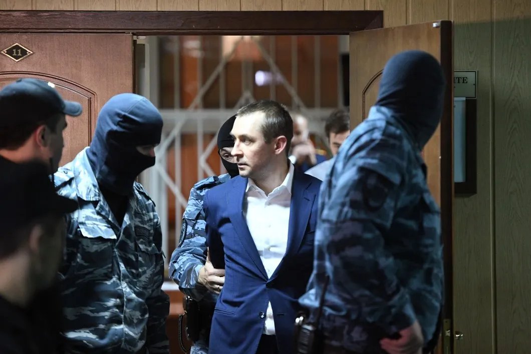Дмитрий Захарченко (в центре), подозреваемый по делу о взятке, в Пресненском суде, 2016 год. Фото: РИА Новости