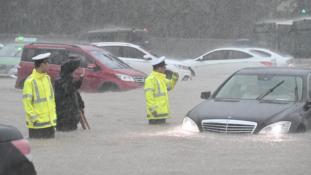 Более 200 тысяч жителей китайского Чжэнчжоу эвакуировали из-за сильного наводнения