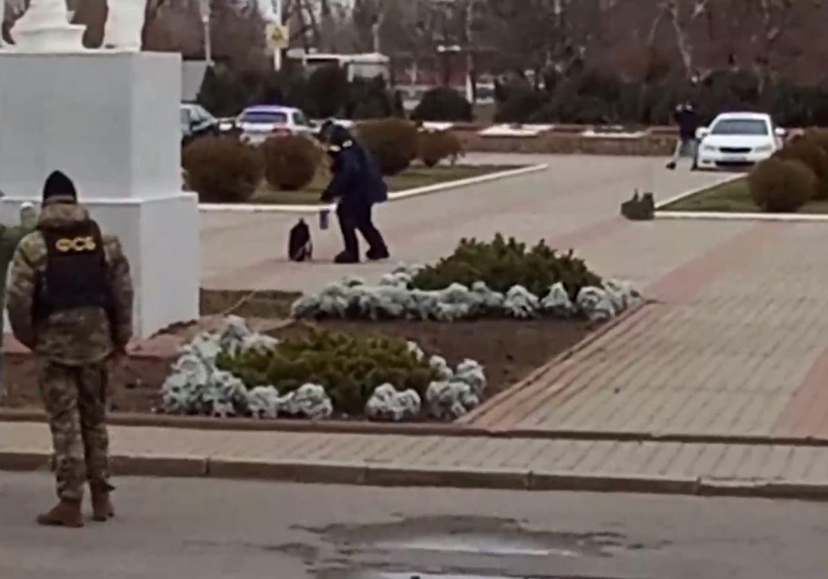 Подрыв «заминированного» рюкзака на площади перед администрацией. Кадр ФСБ