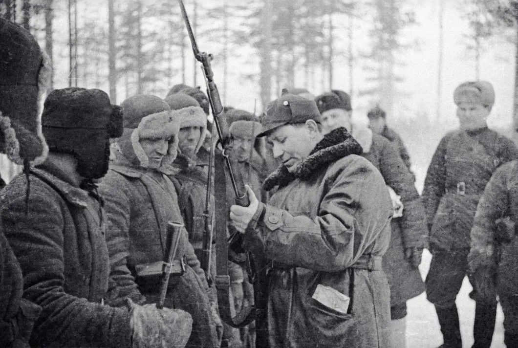 Командир осматривает винтовку красноармейца, 1939 год. Эпизоды «Северной войны» СССР. Фотоархив РИА Новости