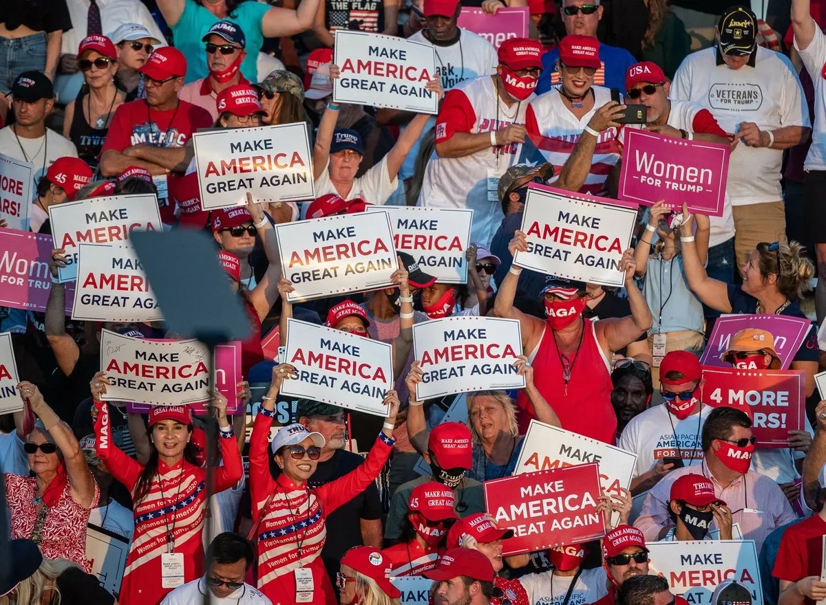 Сторонники президента Дональда Трампа держат плакаты Make America Great Again. Фото: Cal Sport Media / Sipa USA / East News