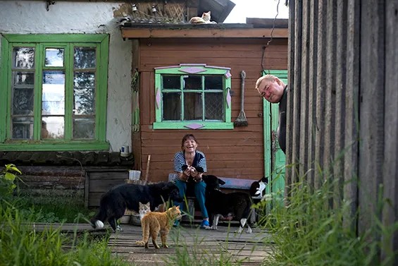 Супруги Вокуевы перед бывшим домом лагерного врача