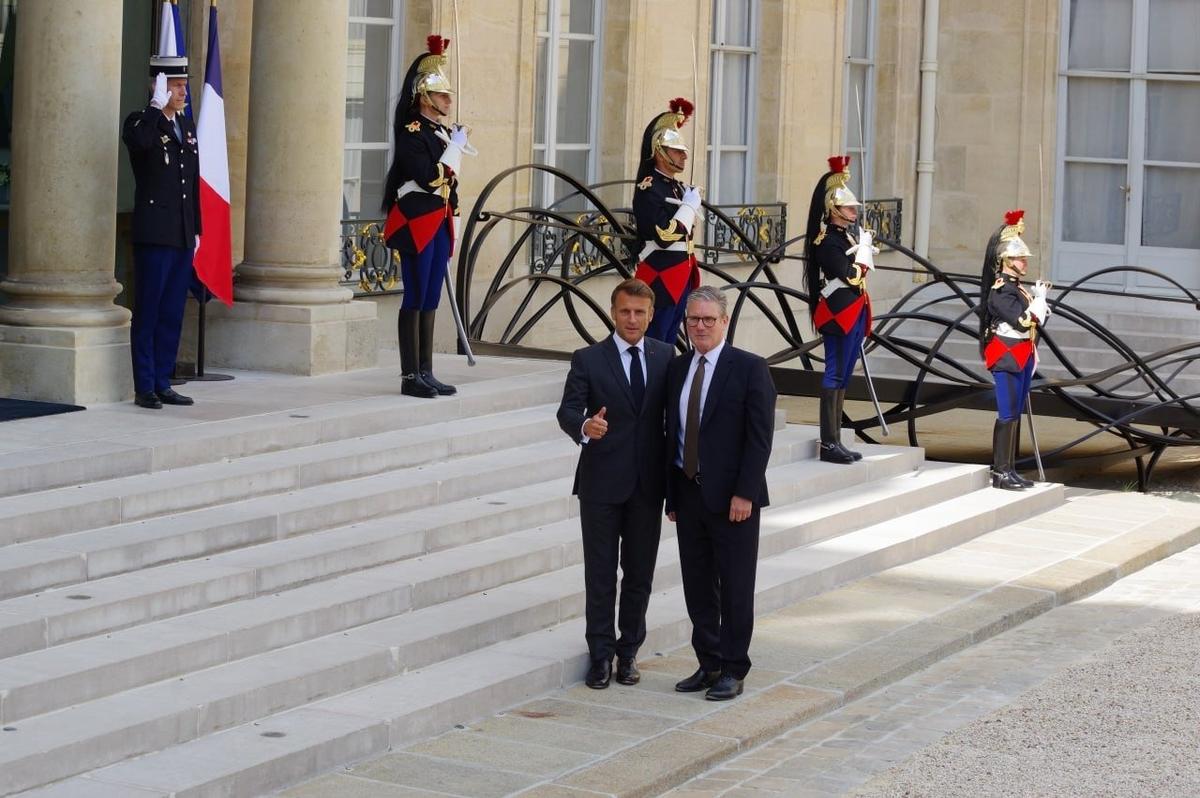 Эмманюэль Макрон и Кир Стармер. Фото: Юрий Сафронов / «Новая газета»