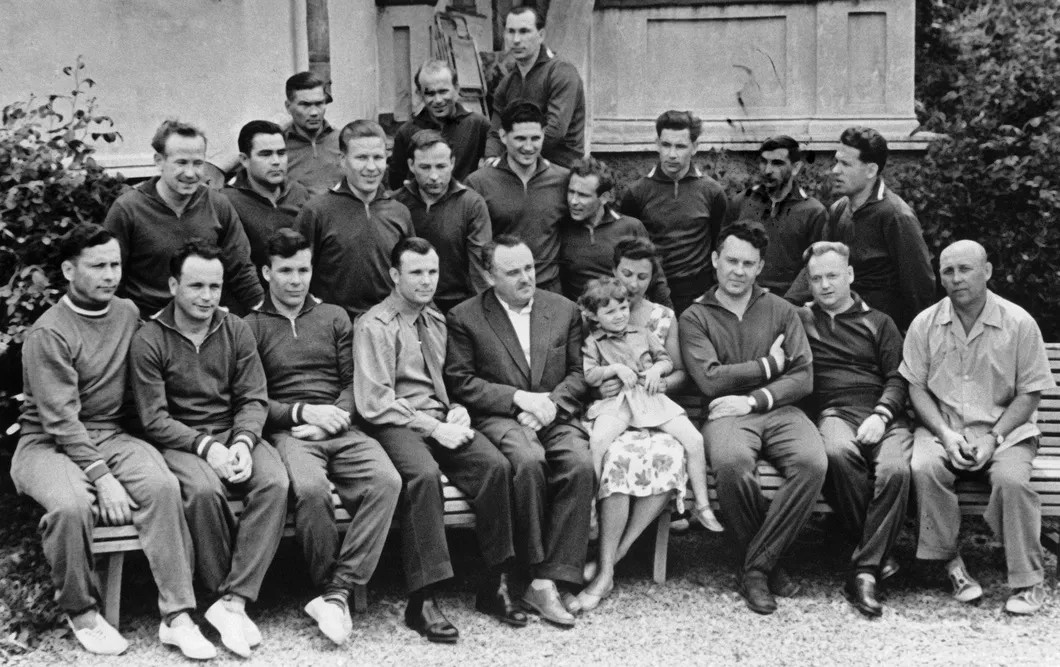 Первый отряд космонавтов. Нелюбов — седьмой слева во втором ряду. Фото: РИА Новости