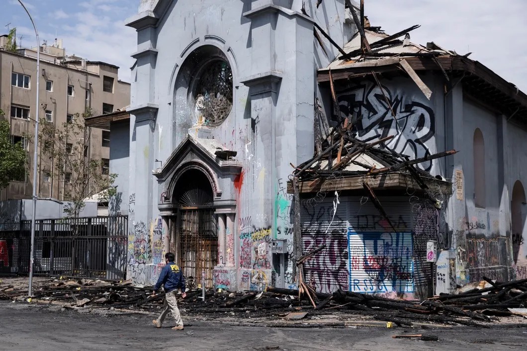 Одна из сожженных церквей после протестов в Сантьяго. Фото: ЕРА