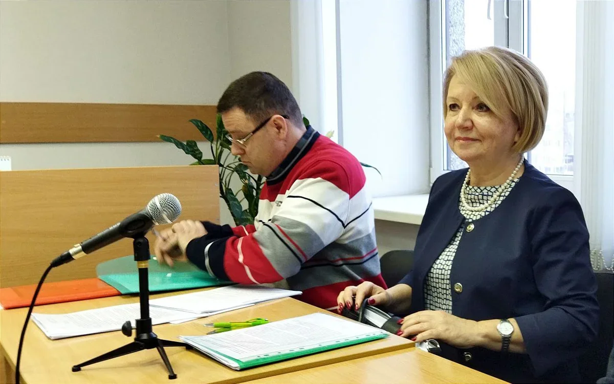 А в парламенте открыть околоток. Депутата Эмилию Слабунову оштрафовали за  исполнение своих обязанностей. Над расследованием трудились ФСБ, МВД и  прокуратура — Новая газета