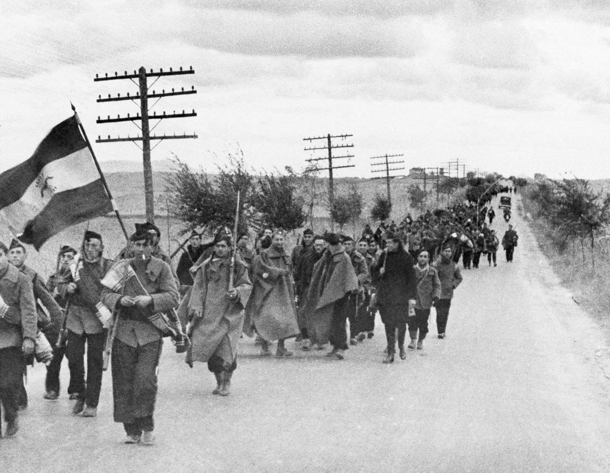19 ноября 1936 года. Войска генерала Франко. Образ «освободителя», который несет традиционные ценности империи сквозь границы бывших колоний, пропагандистской машине Франко пришлось немного скорректировать. Фото: AP / ТАСС