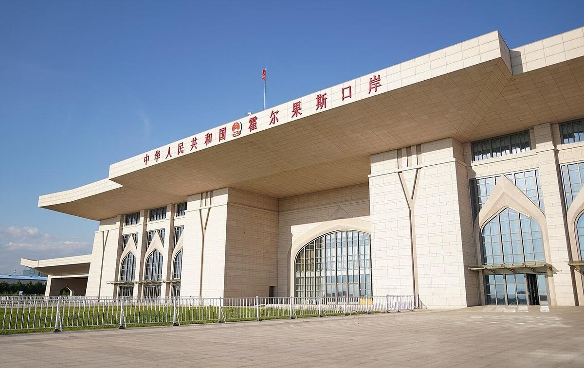 Порт Хоргос на китайско-казахстанской границе, Синьцзян. Источник: Википедия