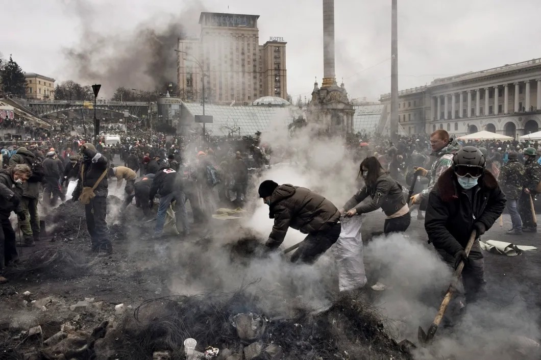 Февраль 2014 года, Киев. Протестующие убирают Майдан. Фото: Юрий Козырев / «Новая газета»
