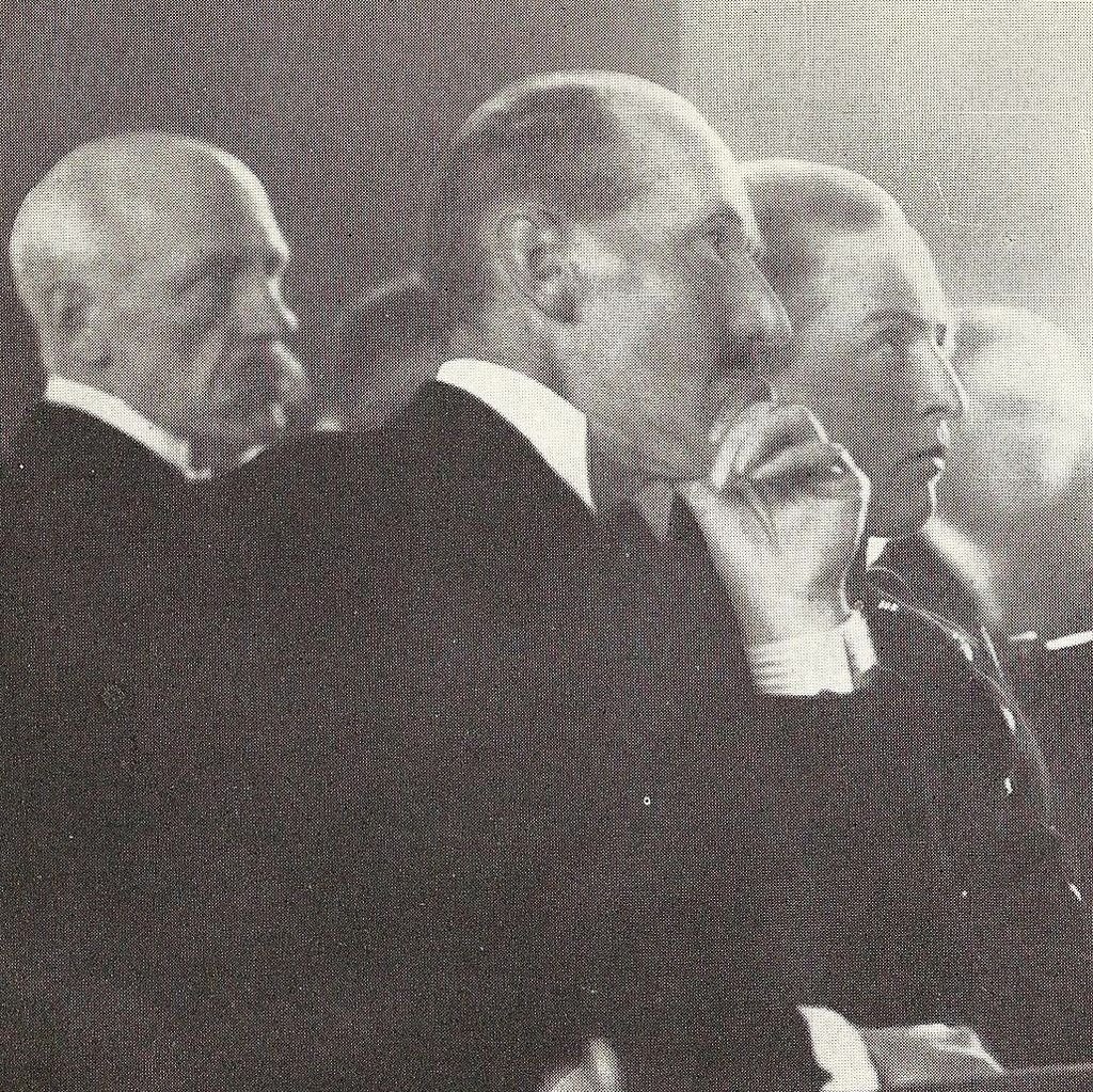 Присуждение Нобелевской премии мира 1922 года. На переднем плане — король Хокон VII и кронпринц Улаф, Нансен сидит позади них. Фото: википедия