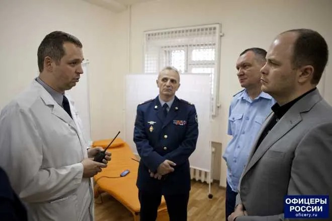 Дмитрий Никитин, нач.психиатрического отделения Бутырки (слева в белом халате, второй справа — прокурор Марков). Фото: oficery.ru