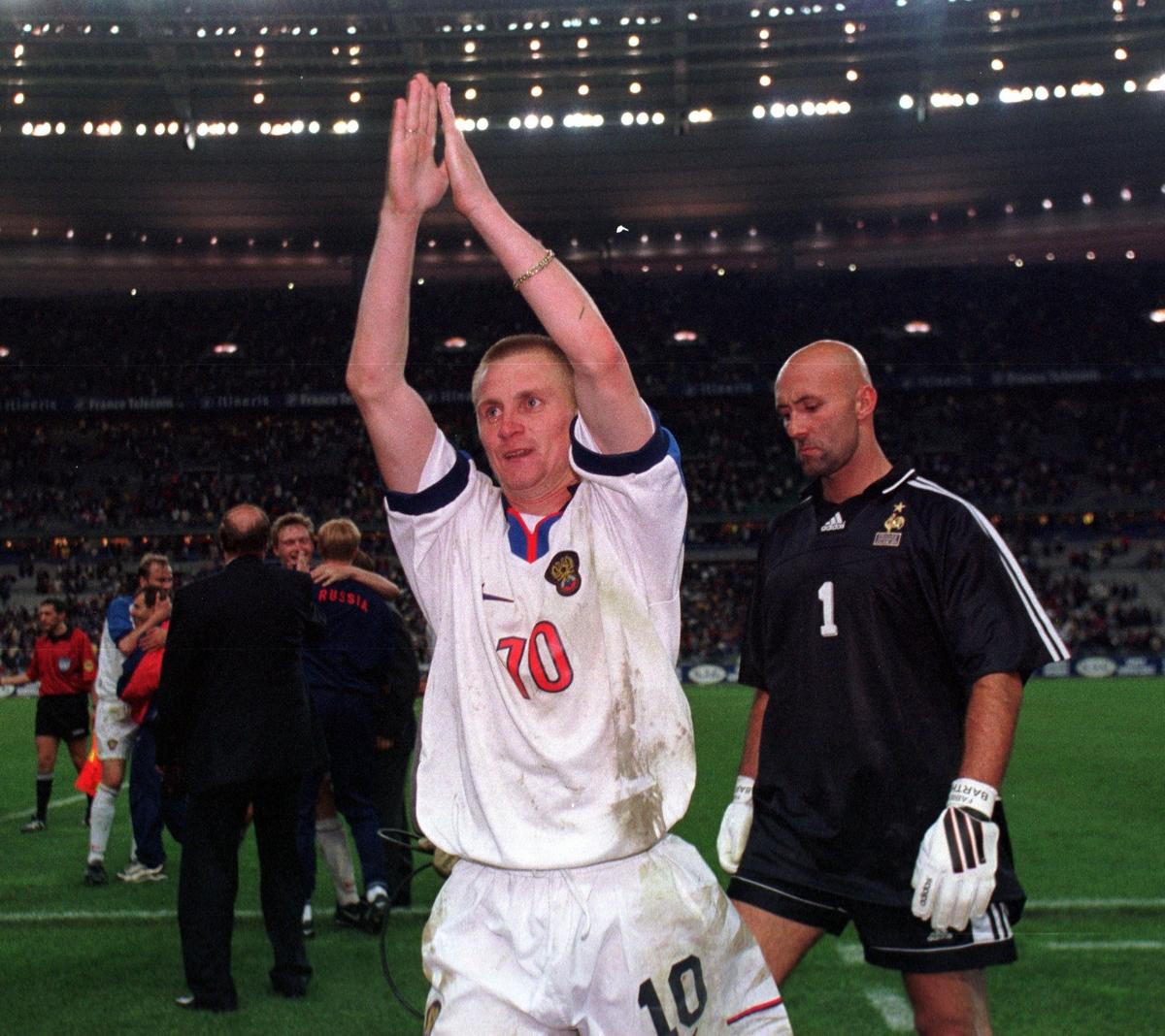 5 июня 1999 года. Матч Франция — Россия, 2:3. Автор дубля Александр Панов и французский голкипер Фабьен Бартез. Фото: Сергей Киврин