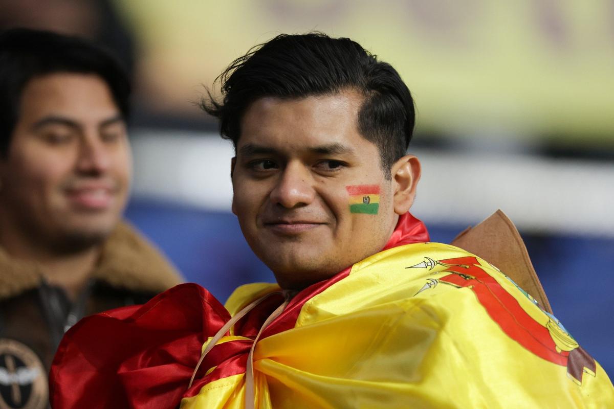 Болельщик сборной Боливии во время матча. Фото: Михаил Синицын / ТАСС