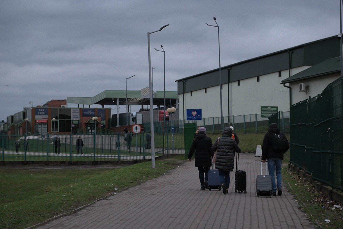 Люди идут на границу с Украиной. Слева видно КПП. Фото: Виктория Одиссонова, специально для «Новой газеты»