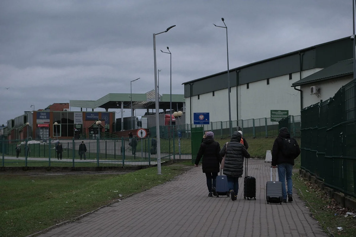 Последние в Пшемысле. Репортаж из приграничного польского города, где  спустя 22 месяца боевых действий украинским беженцам помогает один  американец и пятеро русских — Новая газета